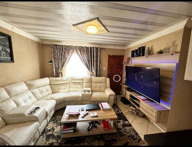 3 BEDROOM HOUSE FOR SALE IN ROSSLYN